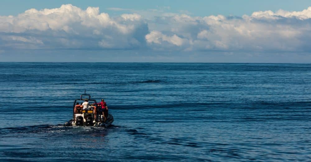 Imagem de um barco navegando no mar 