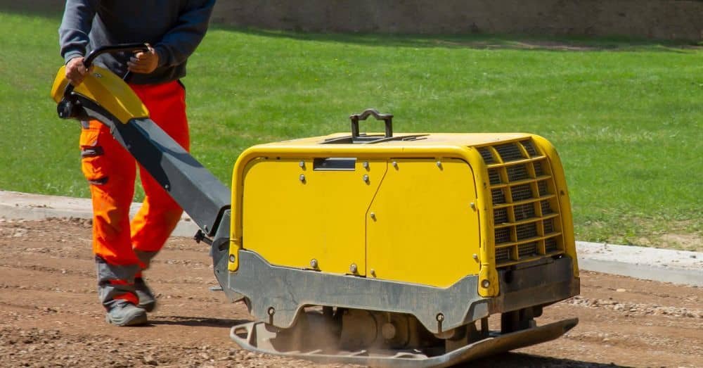 Homem trabalhando em área de construção 